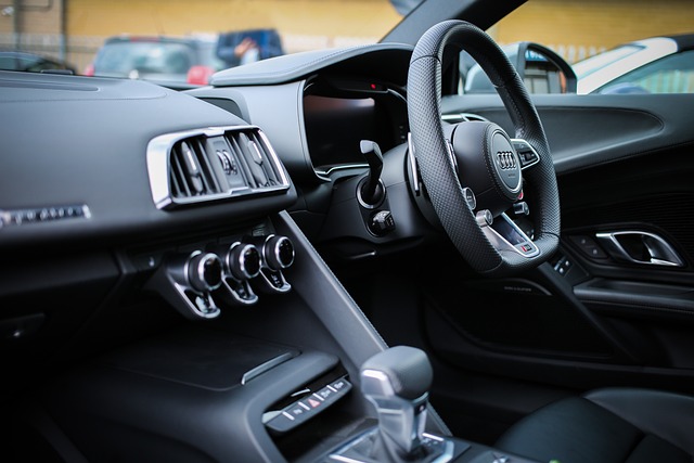 Bratr i partner jsou automechanici.